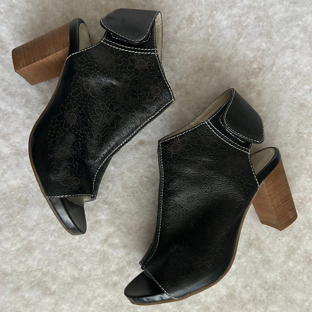 L' Artiste by Spring Step "Fab" Black Leather Ankle Wrap Open Toe Shootie 37M
